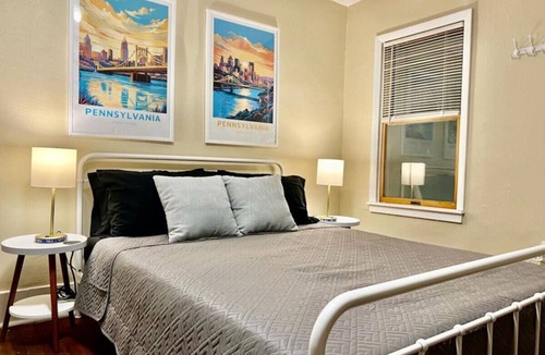 South Hills House | *Amazing* Sleeps 19 w/14 beds @ Downtown Location