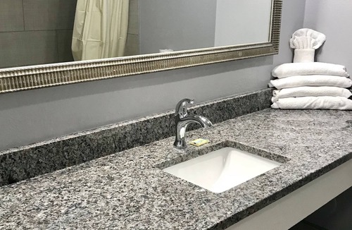 North Kansas City Hotel | American Inn North Kansas City