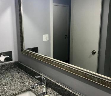 North Kansas City Hotel | American Inn North Kansas City