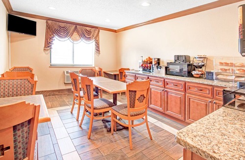 Romulus Hotel | American Inn Suites Detroit Metro Airport