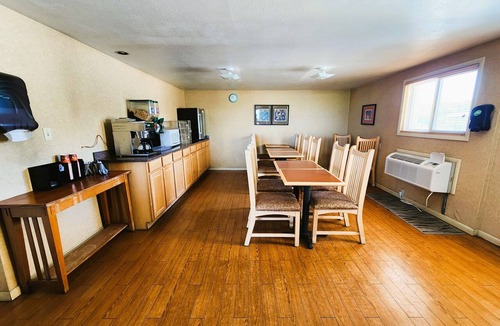 Iola Hotel | Americas Best Inn Iola