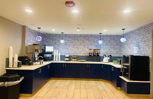 Glendale Hotel | AmericInn by Wyndham Glendale/Milwaukee