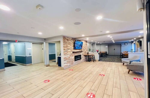 Glendale Hotel | AmericInn by Wyndham Glendale/Milwaukee