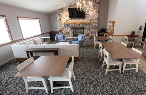 Sturgeon Bay Hotel | AmericInn by Wyndham Sturgeon Bay