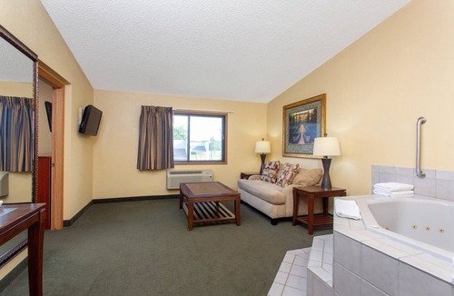 West Bend Hotel | AmericInn by Wyndham West Bend