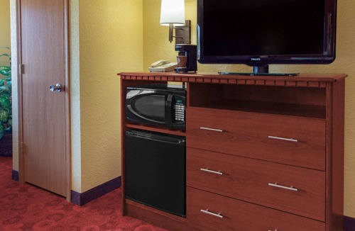 West Bend Hotel | AmericInn by Wyndham West Bend