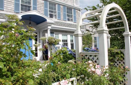 Dennis Port Hotel | An English Garden