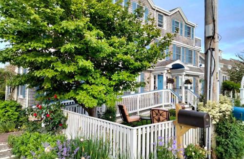 Dennis Port Hotel | An English Garden