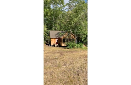 Waldoboro Cabin | An off-grid comfy cabin in a quiet corner of a midcoast organic farm