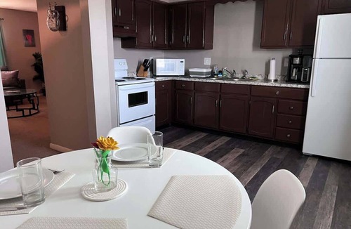 Masury Apartment | Apt 3 Comfortable and Convenient