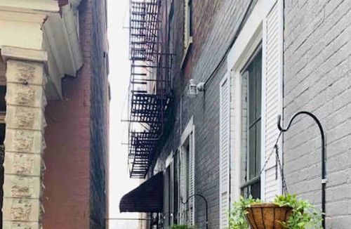 CUF Apartment | Apt #8 · Vintage Attic Loft studio near Otr/Uc