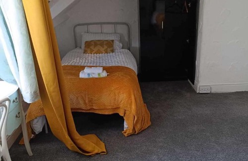 Gateshead Apartment | Apt - Sleeps 10 - Parking - Ideal for Contractors