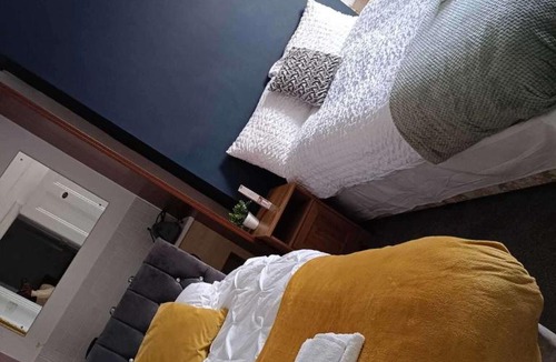 Gateshead Apartment | Apt - Sleeps 10 - Parking - Ideal for Contractors