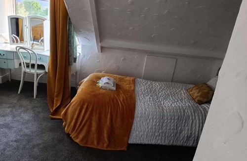 Gateshead Apartment | Apt - Sleeps 10 - Parking - Ideal for Contractors