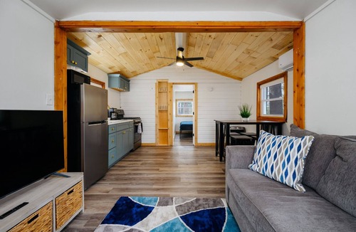 Mayfield Cottage | Arbutus Lake Cozy Cabin-Pontoon Rentals Available