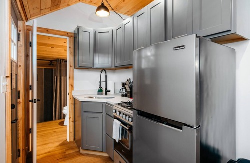 Mayfield Cottage | Arbutus Lake - Lakeview King Suite - Pines - Pets OK
