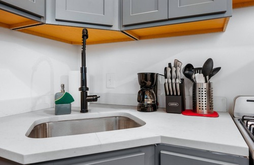 Mayfield Cottage | Arbutus Lake - Lakeview King Suite - Pines - Pets OK