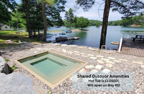 Mayfield House | Arbutus Lake - Lakeview King Suite - Pines - Pets