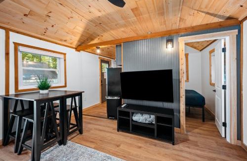 Mayfield House | Arbutus Lake - Lakeview King Suite - Pines - Pets