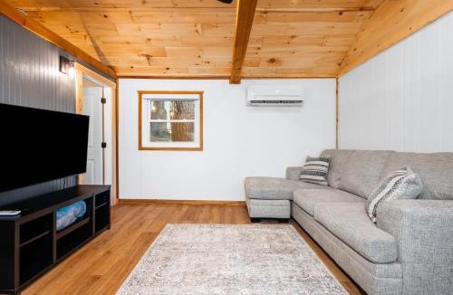 Mayfield House | Arbutus Lake - Lakeview King Suite - Pines - Pets