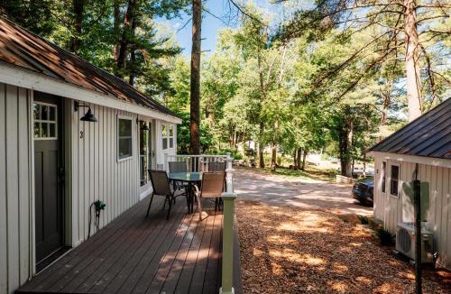 Mayfield House | Arbutus Lake - Lakeview King Suite - Pines - Pets