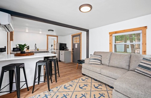 Mayfield Cottage | Arbutus Lake-Pine Forest-Pontoon Rentals
