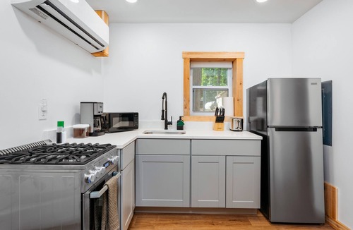 Mayfield Cottage | Arbutus | Pets OK | King Beds | Winter Wonderland!