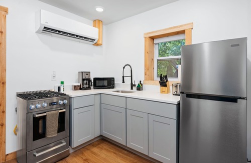 Mayfield Cottage | Arbutus | Pets OK | King Beds | Winter Wonderland!