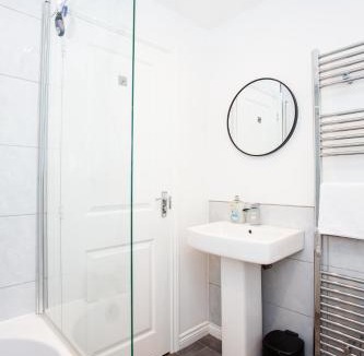Allensford House | Arkless Grove FREE Parking WiFi