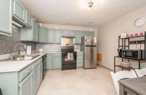 Williamstown House | Arkstone Retreat 2 - 4 minutes from the Ark!