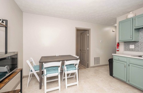 Williamstown House | Arkstone Retreat 2 - 4 minutes from the Ark!