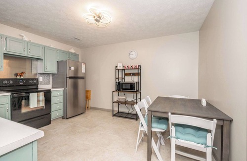 Williamstown House | Arkstone Retreat 2 - 4 minutes from the Ark!