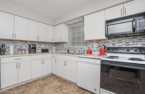 West Chester House | Ashwood Arbor 6 bedrooms 3 bath sleeps 13