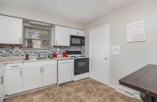 West Chester House | Ashwood Arbor 6 bedrooms 3 bath sleeps 13