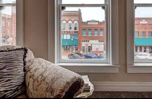 Guthrie Bed & Breakfast | Atomic Loft - Located Above the Tipsy Artist Paint Palace in Guthrie, OK