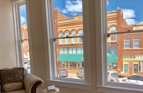 Guthrie Bed & Breakfast | Atomic Loft - Located Above the Tipsy Artist Paint Palace in Guthrie, OK