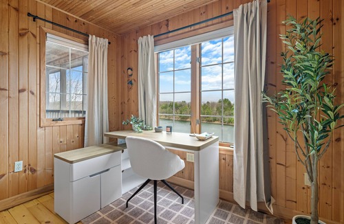 Oxford Cabin | August Inn Oxford – Rustic-modern lakefront cabin on Deep Lake, sleeps 10.