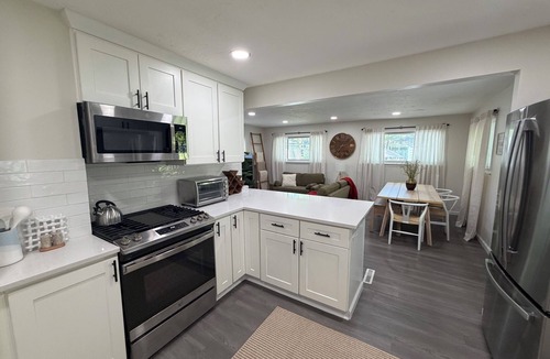 Avon Lake House | Avon Lake 3-bedroom house next to Inwood Park for relaxing stays