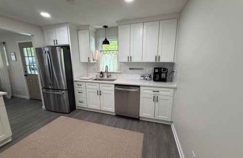 Avon Lake House | Avon Lake 3-bedroom house next to Inwood Park for relaxing stays