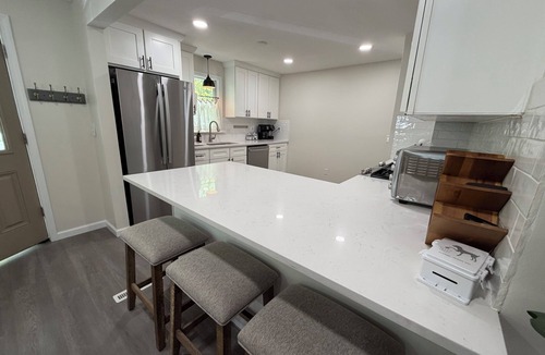 Avon Lake House | Avon Lake 3-bedroom house next to Inwood Park for relaxing stays