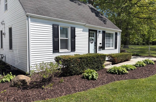 Avon Lake House | Avon Lake 3-bedroom house next to Inwood Park for relaxing stays