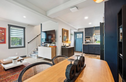 Bath House | Award Winning Luxury Carriage House a short stroll from town!