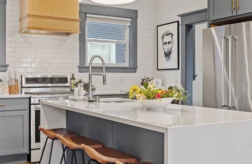 Summit Hill House | Awesome 4-bedroom house in Saint Paul off Grand-walk to everything!