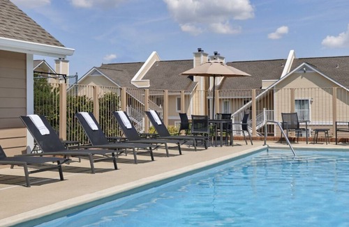 Sharonville House | Awesome Amenities! Full Kitchen, Pool, FREE Bfast & Parking, Near Gorman Park!