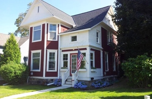 Petoskey Cottage | Awesome Location Near Petoskey Pier And Waterfront