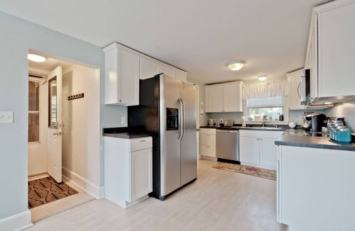 Back Cove Apartment | Back Cove - Large Sunny 2 Bedroom Condo