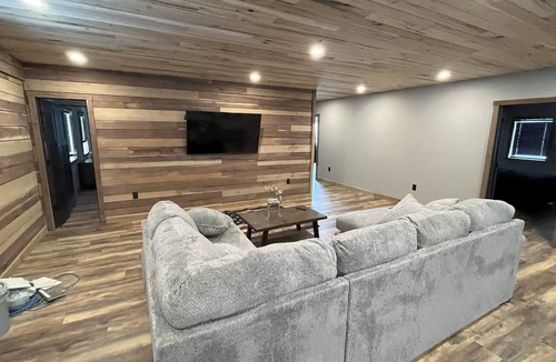 Koleen Cabin | Barndominium/Cabin in Woods