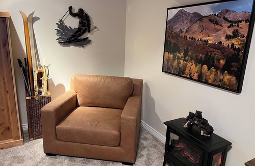 Pleasant View Apartment | Basement Family Studio for 5 with Hot Tub