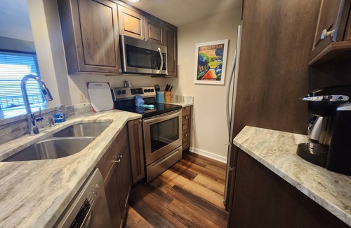 Traverse City Condo | Bay View, Private Balcony, Updated Bathrooms - North Shore Inn Condo 302