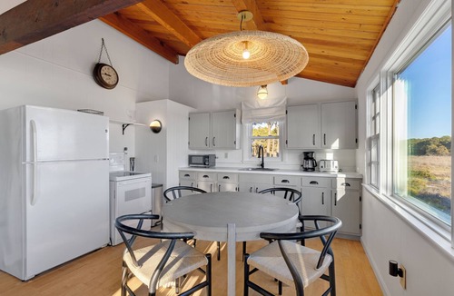 Indian Neck Heights Cottage | Bay Views, Steps to Beach, Minutes to P-Town